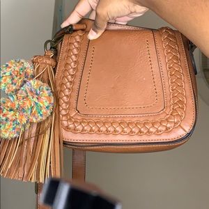 brown crossbody purse .